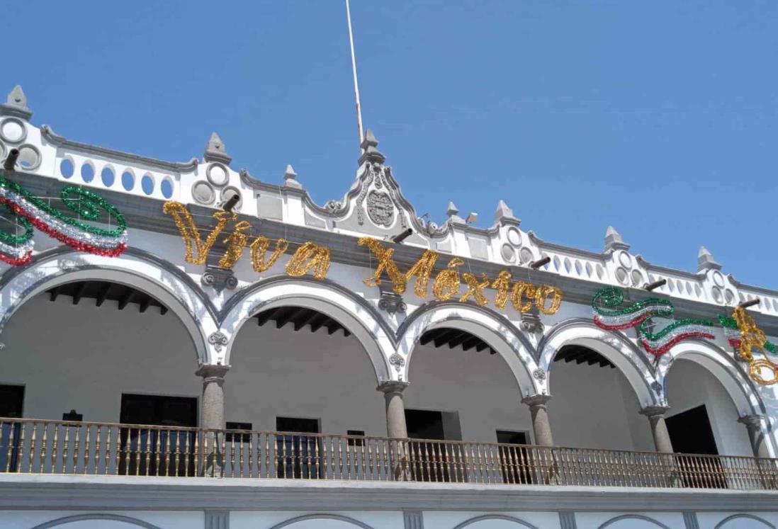 Instalan adornos patrios en calles del Centro Histórico de Veracruz
