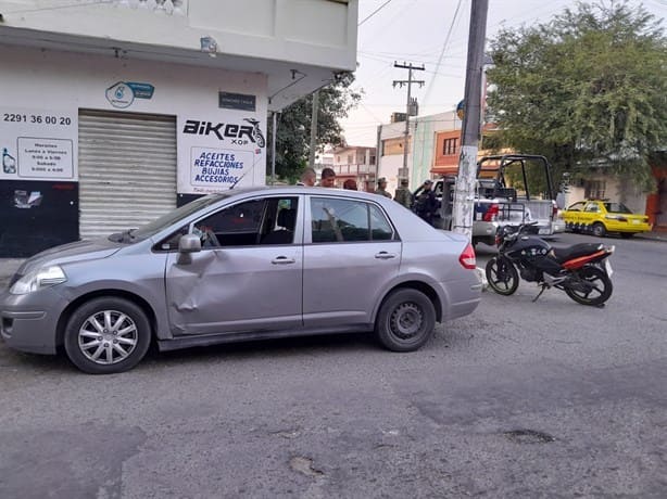 Motociclista se estrella contra auto en Pino Suárez y Sánchez Tagle, en Veracruz