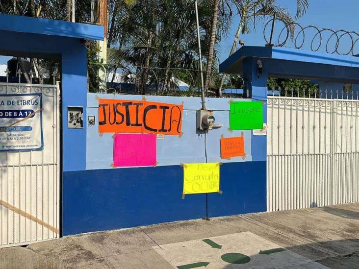 Padres toman primaria de Poza Rica; exigen destitución de directora