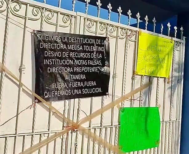 Padres toman primaria de Poza Rica; exigen destitución de directora