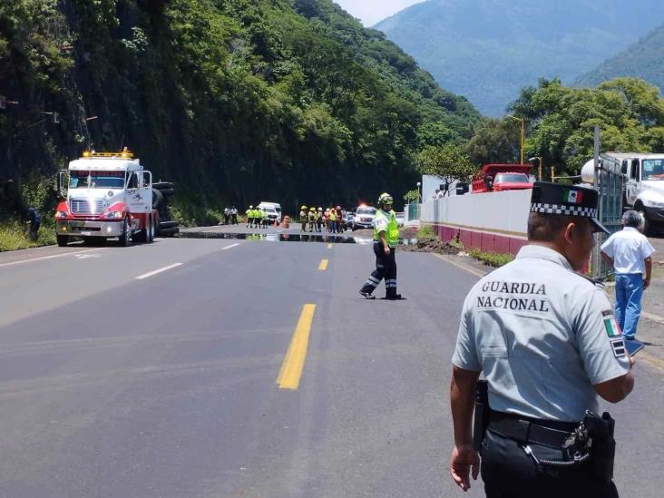 Vuelca carrotanque con combustóleo en la Puebla-Orizaba ¡Cuidado! (+Video)
