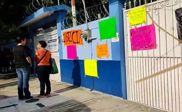 Padres toman primaria de Poza Rica; exigen destitución de directora