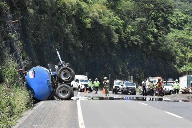 Vuelca carrotanque con combustóleo en la Puebla-Orizaba ¡Cuidado! (+Video)