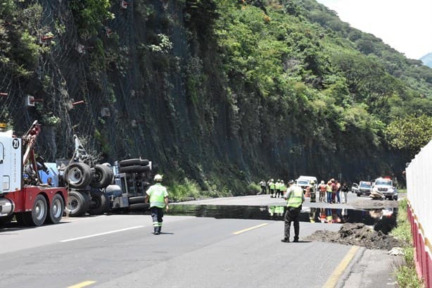 Vuelca carrotanque con combustóleo en la Puebla-Orizaba ¡Cuidado! (+Video)