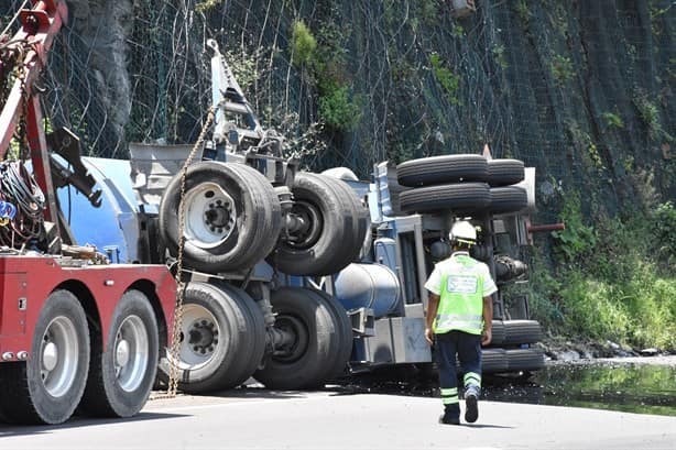 Vuelca carrotanque con combustóleo en la Puebla-Orizaba ¡Cuidado! (+Video)