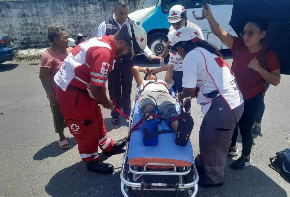 Camioneta de jugos choca a menor motociclista en Veracruz
