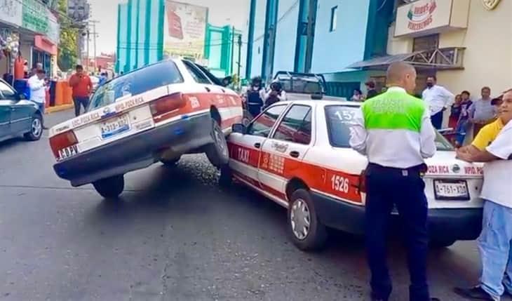 Taxis quedan encimados tras accidente en Poza Rica ¡Encontronazo! 