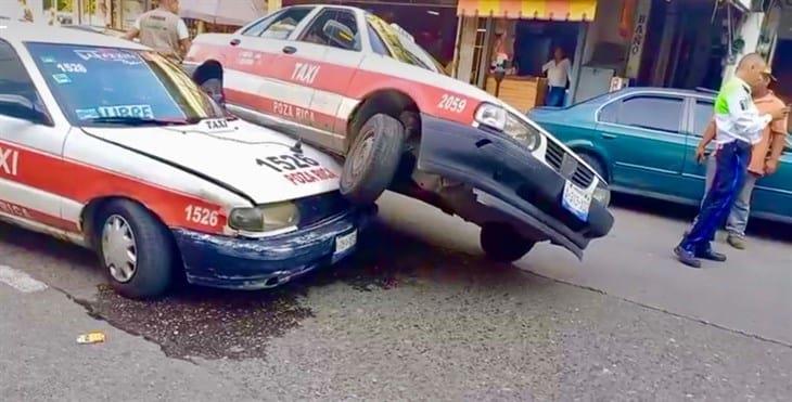 Taxis quedan encimados tras accidente en Poza Rica ¡Encontronazo! 
