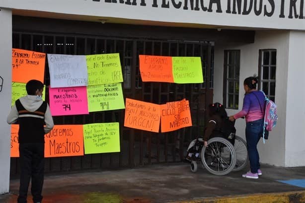Ante falta de maestros, padres de familia toman secundaria de Ixtaczoquitlán (+Video)