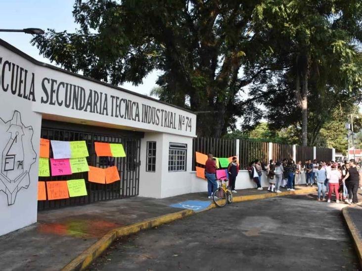 Ante falta de maestros, padres de familia toman secundaria de Ixtaczoquitlán (+Video)