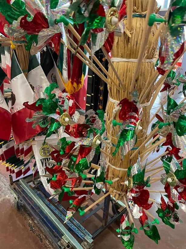 Arriban comerciantes desde Puebla a Veracruz para instalar puestos de adornos patrios