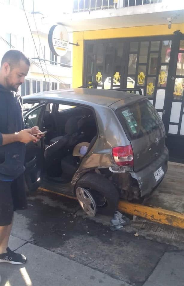 Fuerte choque en avenida Araucarias, en Xalapa