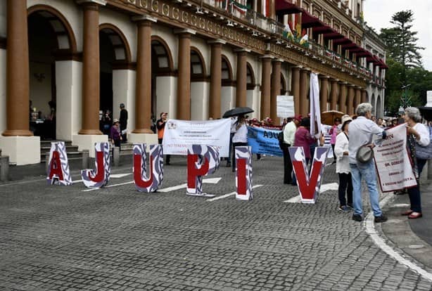 Jubilados vuelven a las calles de Xalapa; ‘estamos como en época de Duarte’ (+Video)