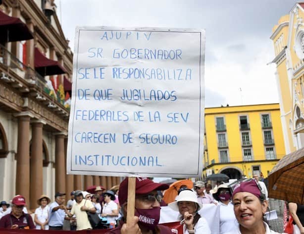 Jubilados vuelven a las calles de Xalapa; ‘estamos como en época de Duarte’ (+Video)