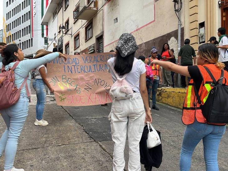 Sin becas ni apoyos: alumnos de la Universidad Intercultural se manifiestan en Xalapa (+Video)