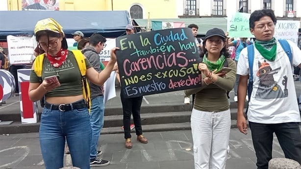 Sin becas ni apoyos: alumnos de la Universidad Intercultural se manifiestan en Xalapa (+Video)