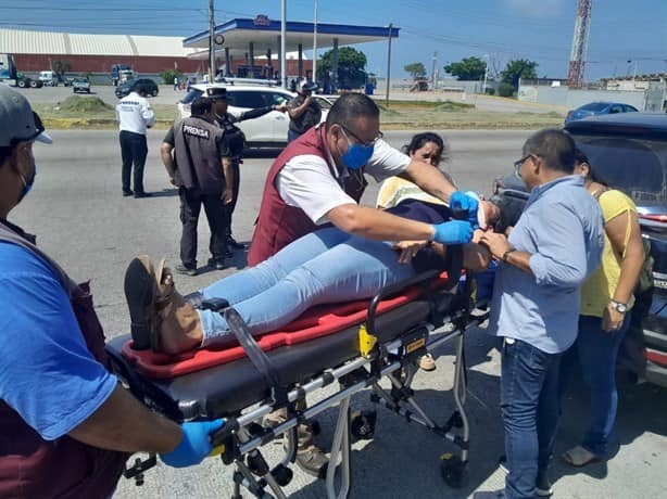 Tráiler ocasiona carambola en Veracruz; cuatro vehículos y un autobús afectados