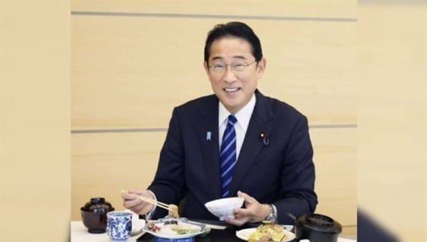 Primer ministro de Japón come pulpo de Fukushima para probar que no es radioactivo