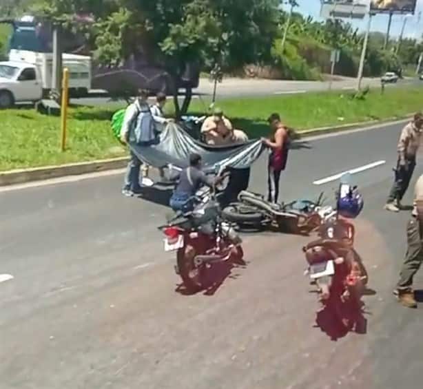 Motociclista resulta lesionada tras ser impactada por autobús en la Xalapa-Veracruz