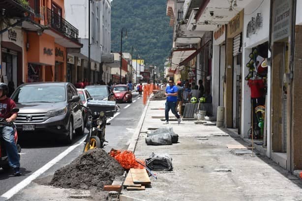 Obra de ampliación de banquetas afecta a comerciantes en Orizaba