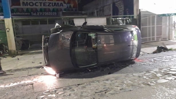 Auto sufre aparatosa volcadura en calles de Fortín