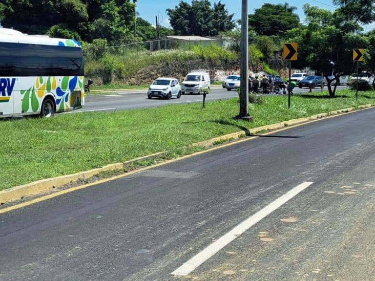 Motociclista resulta lesionada tras ser impactada por autobús en la Xalapa-Veracruz