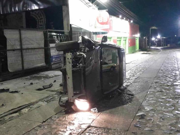 Auto sufre aparatosa volcadura en calles de Fortín