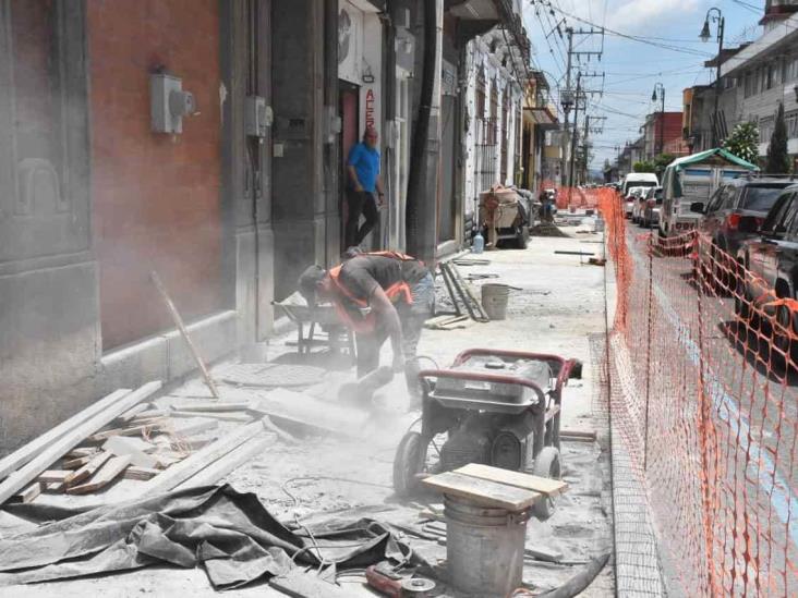 Obra de ampliación de banquetas afecta a comerciantes en Orizaba