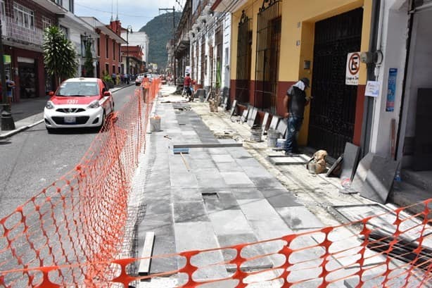 Obra de ampliación de banquetas afecta a comerciantes en Orizaba