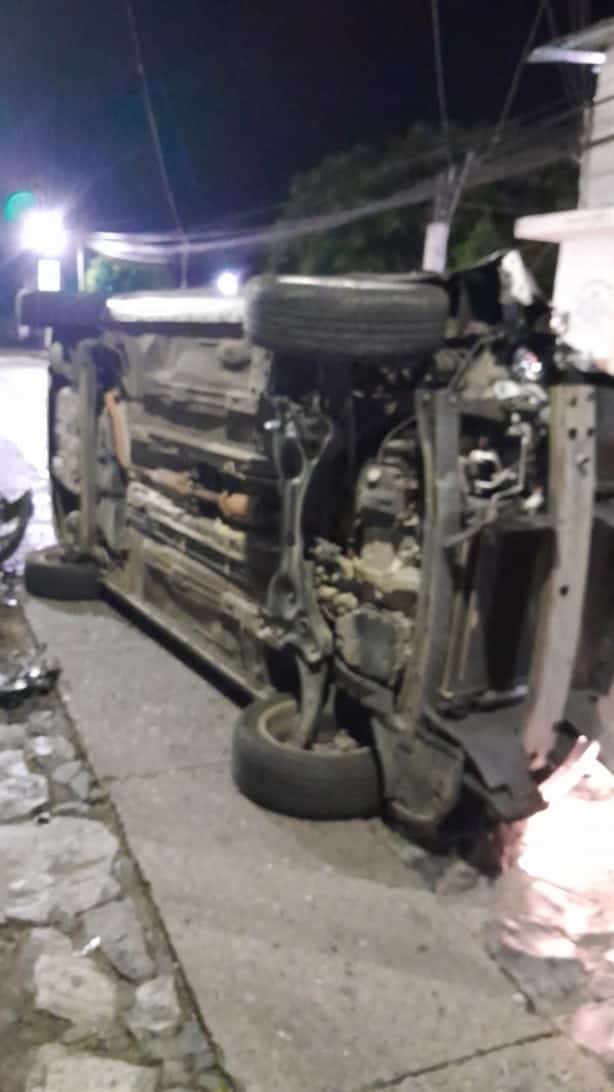 Auto sufre aparatosa volcadura en calles de Fortín