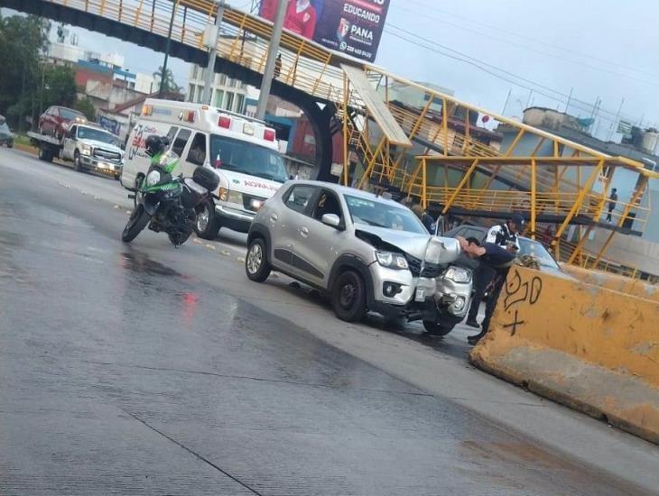 En Xalapa, automovilista choca contra muro del puente Bicentenario