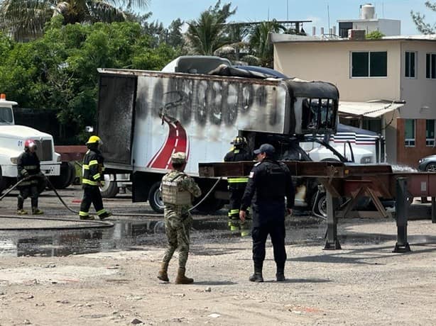 Incendio de camioneta moviliza a bomberos en zona norte de Veracruz