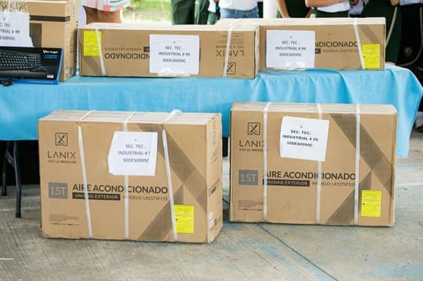 Equipan con mobiliario y computadoras a escuelas públicas de Boca del Río