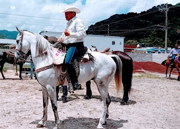 Alcalde de Tenochtitlán utiliza vehículo oficial para cabalgata