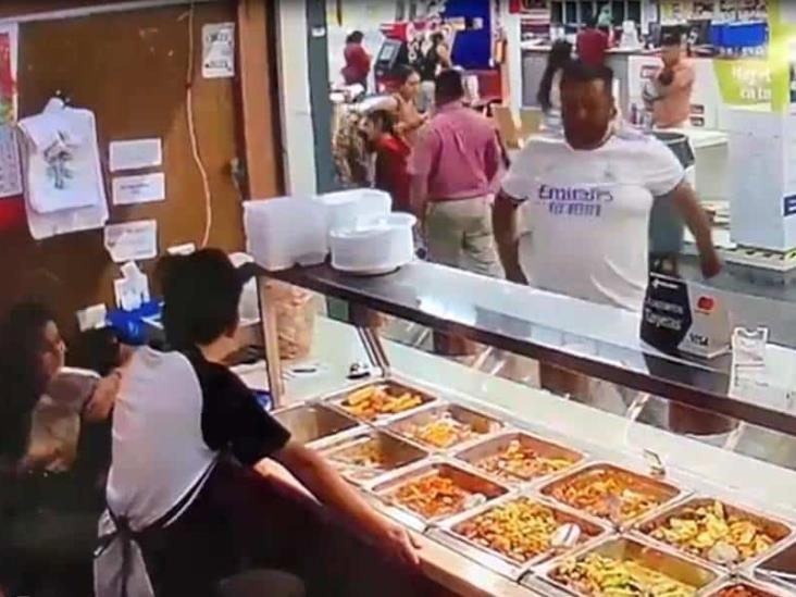 Sujeto agrede a vendedora de comida en centro comercial de Córdoba (+Video)