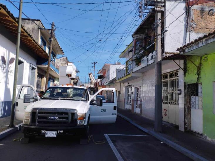 Tráiler derriba cables de energía eléctrica y deja sin luz a vecinos de Orizaba