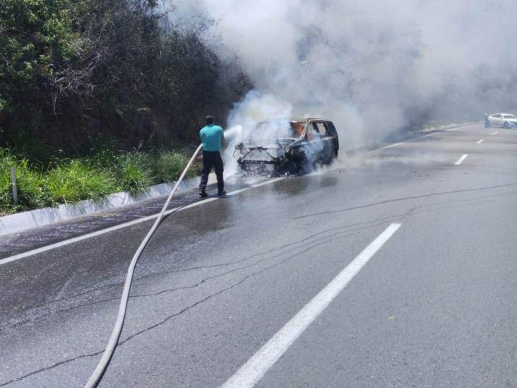 Camioneta se incendia al subir las Cumbres de Maltrata