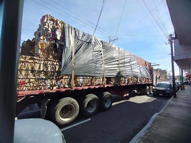 Tráiler derriba cables de energía eléctrica y deja sin luz a vecinos de Orizaba