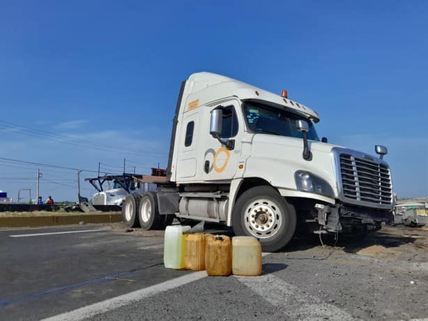 Caos vial en zona norte de Veracruz por accidente de tráiler
