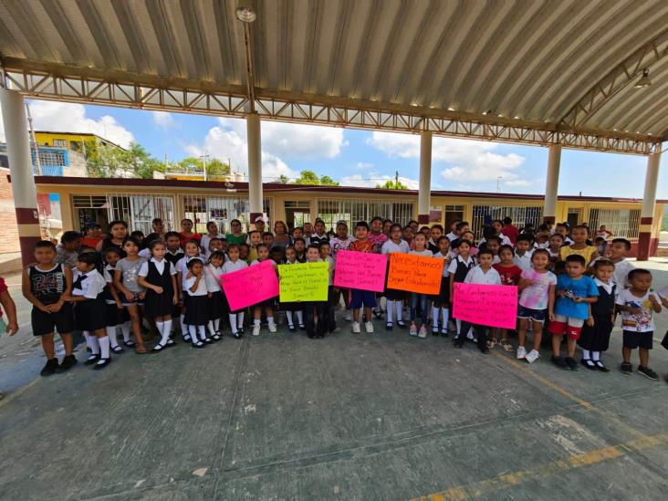 Con protesta, piden becas Benito Juárez en primaria de Poza Rica