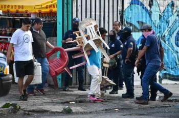 Desalojan a artesanos de El Cajón en malecón de Veracruz | VIDEO