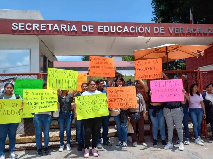 Maestros indígenas exigen contratos; protestan en Xalapa