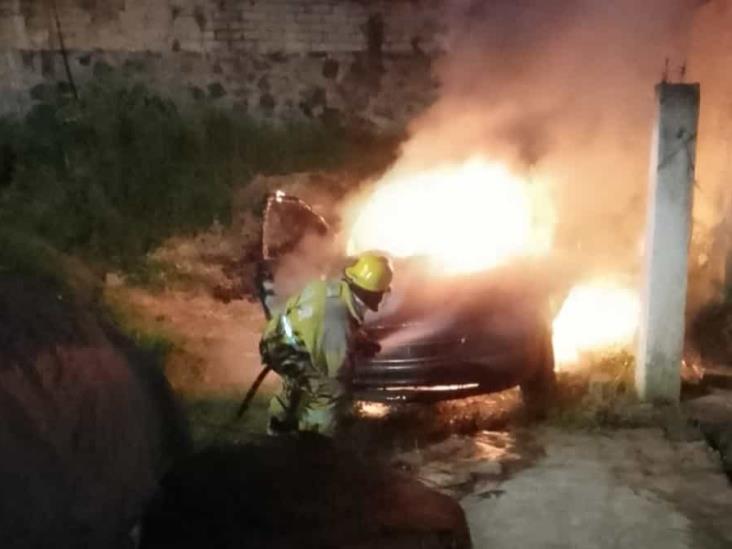 Incendio consume auto en colonia Revolución de Xalapa