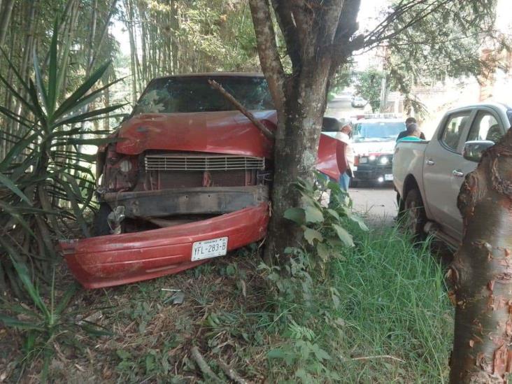 Camioneta se queda sin frenos en colonia de Xalapa