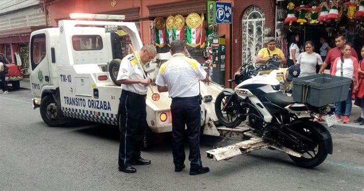 Persona se atraviesa sin precaución y provoca choque en Orizaba