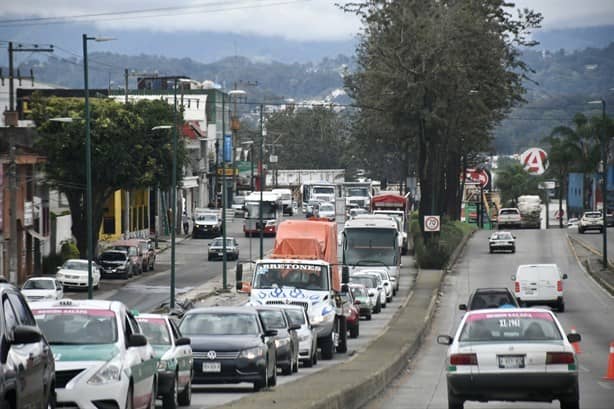 ¿En qué horarios pueden circular los vehículos pesados en Xalapa y dónde reportarlos?