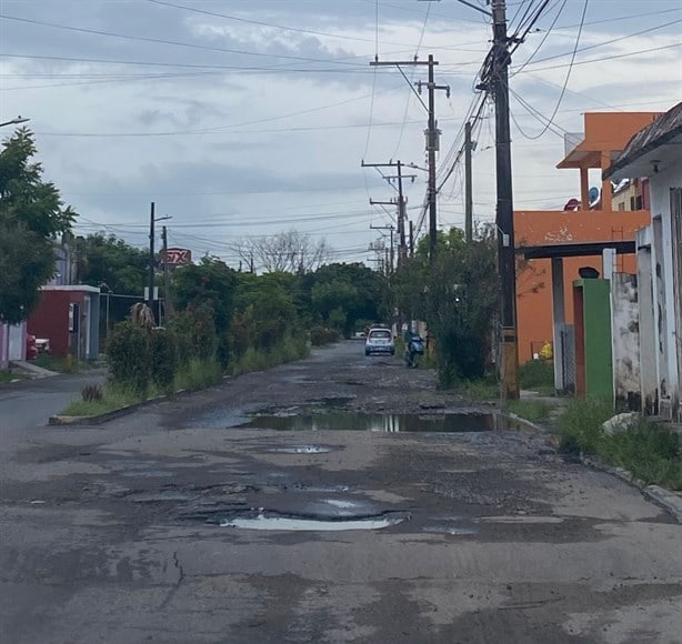 Más hoyos y baches que calle, denuncian vecinos del Fraccionamiento La Florida, en Veracruz