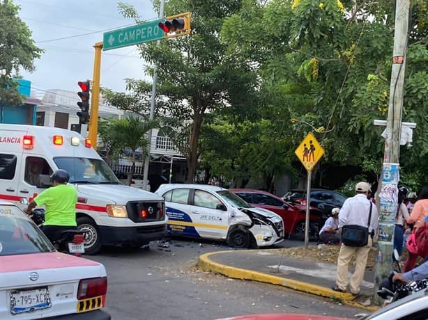 Fuerte choque de vehículos en avenida del Centro de Veracruz