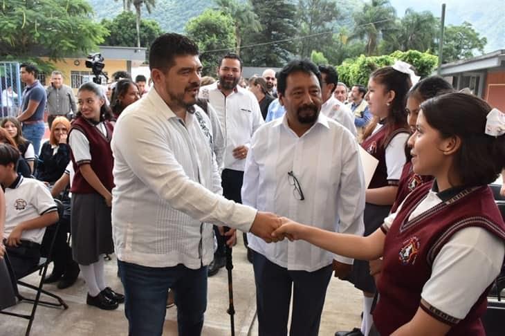 Zenyazen Escobar señala que la SEV ha entregado escrituras a 24 mil planteles educativos