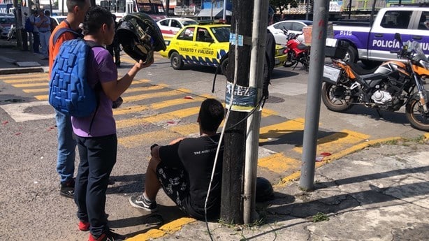 Motociclista es atropellado por un auto en la colonia Centro, en Veracruz | VIDEO